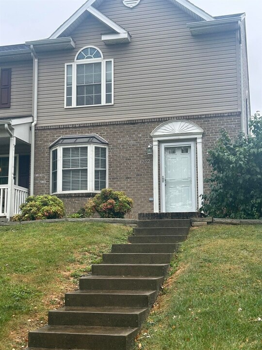 1252 Old Windmill Cir in Harrisonburg, VA - Building Photo