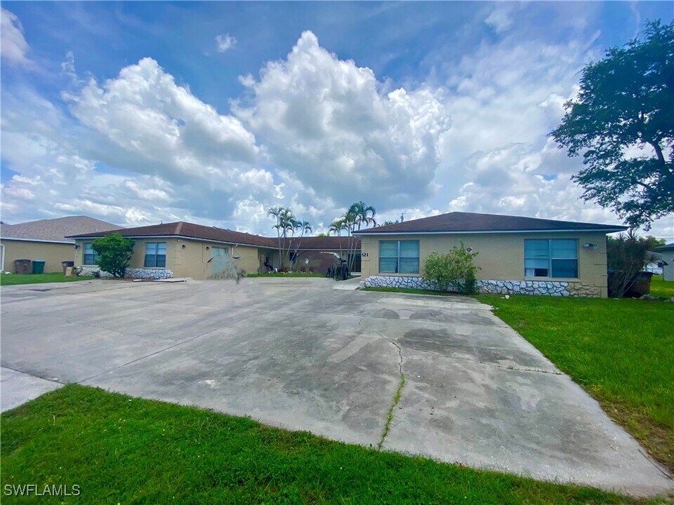 521 NE 24th Pl in Cape Coral, FL - Foto de edificio