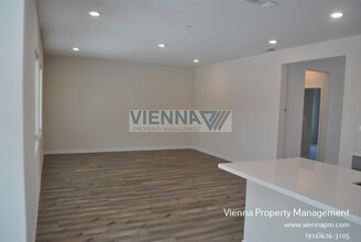 8049 Sun Beam Way in Roseville, CA - Building Photo - Building Photo