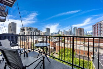 320 E 21st St, Unit 604 in Chicago, IL - Foto de edificio - Building Photo