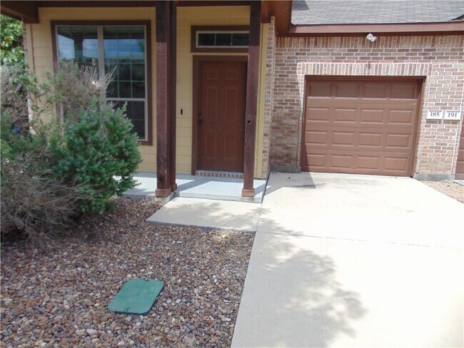 185 Creekside Villa Dr in Kyle, TX - Building Photo - Building Photo