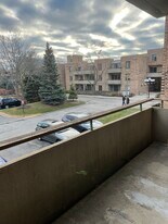 1931 Prairie Sq, Unit 219 in Schaumburg, IL - Building Photo