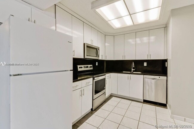 2924 Collins Ave in Miami Beach, FL - Building Photo - Building Photo