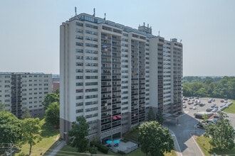 Summit Place in Oshawa, ON - Building Photo - Building Photo
