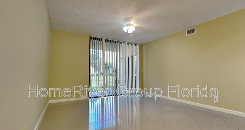 5861 Riverside Dr in Coral Springs, FL - Building Photo