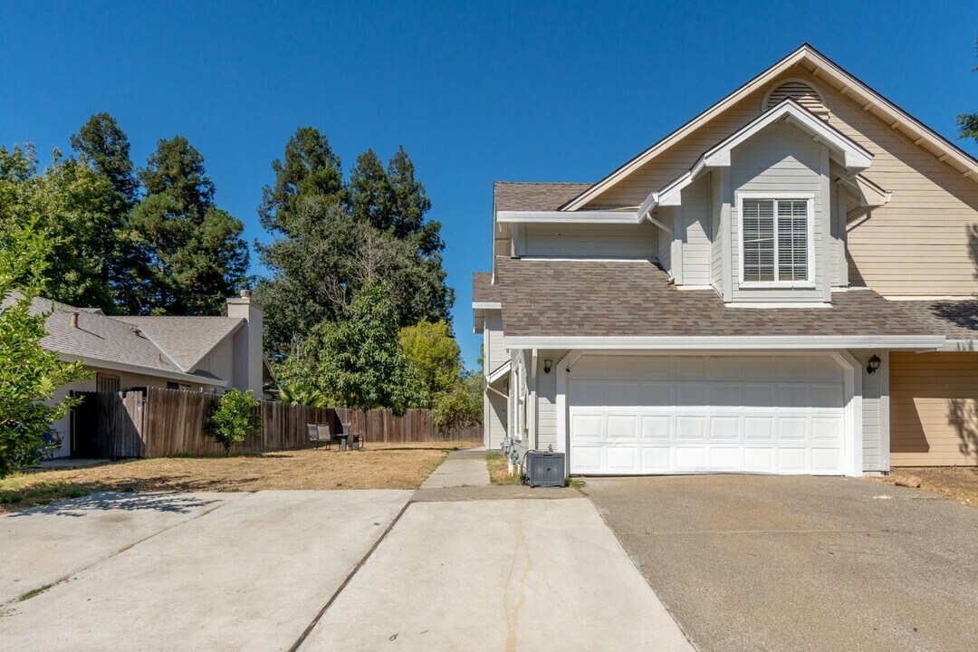9049 Laguna Springs Way in Elk Grove, CA - Building Photo