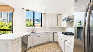 135 S McCarty Dr in Beverly Hills, CA - Building Photo - Building Photo