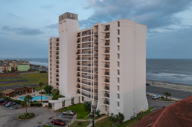 By the Sea Condominiums in Galveston, TX - Foto de edificio - Building Photo