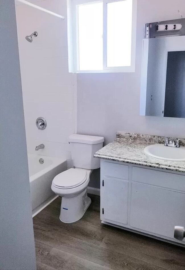 5504 Fernhill Cir, Unit A in Huntington Beach, CA - Foto de edificio - Building Photo