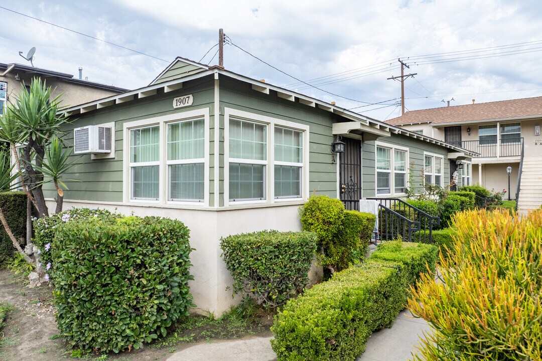 1905-1909 W. Alameda in Burbank, CA - Foto de edificio