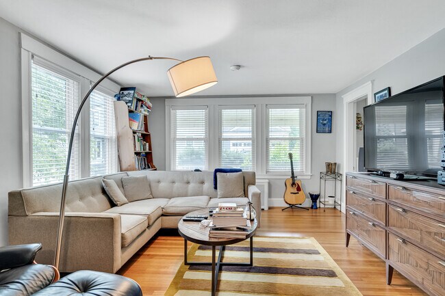 9 Keefe Ave, Unit 2 in Newton, MA - Foto de edificio - Building Photo