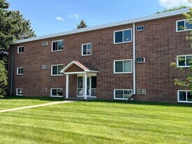 410 4th Ave NE in Watertown, SD - Building Photo