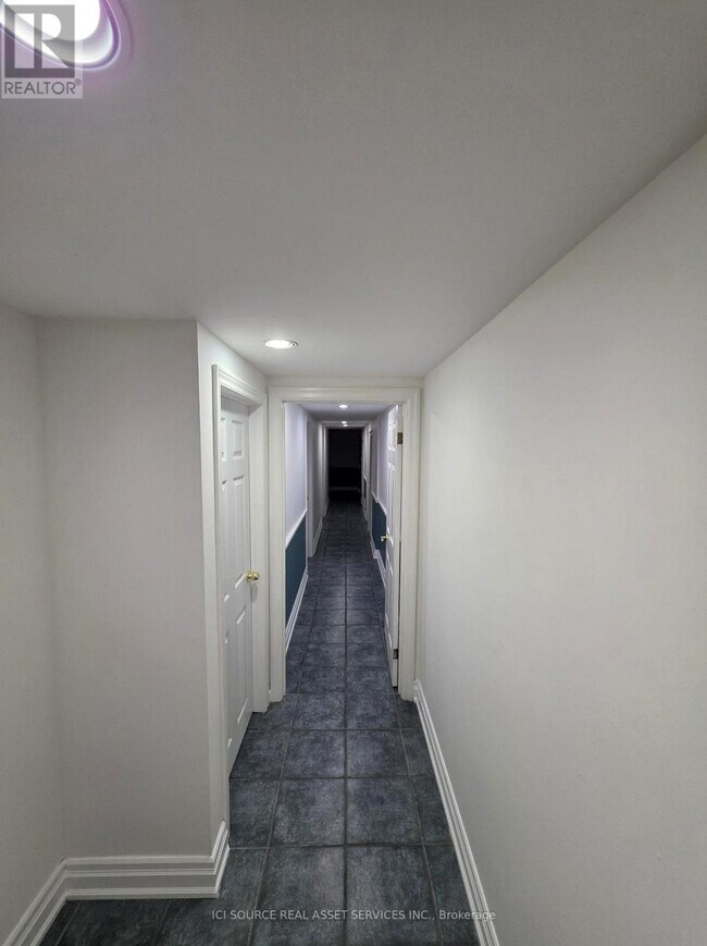 33 Broomfield Dr in Toronto, ON - Building Photo - Building Photo