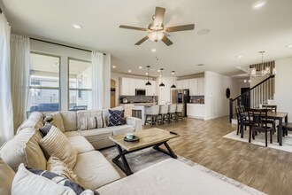 497 Purple Heart Dr in Mustang Ridge, TX - Foto de edificio - Building Photo