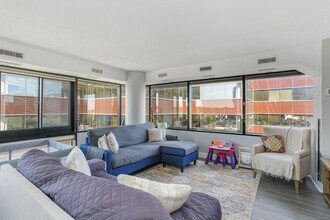 127 Greyrock Pl in Stamford, CT - Building Photo - Building Photo