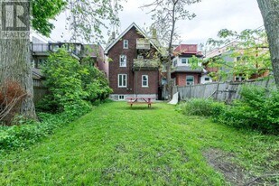 201 Madison Ave in Toronto, ON - Building Photo
