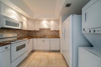 1450 Brickell Bay Dr, Unit 611 in Miami, FL - Building Photo - Building Photo