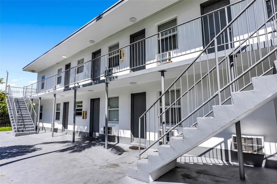 1245 NW 60th St, Unit 4 in Miami, FL - Building Photo