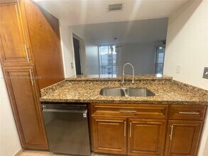 7035 NW 186th St in Hialeah, FL - Building Photo - Building Photo
