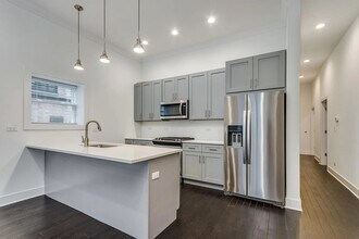 161 W Schiller St, Unit 1 in Chicago, IL - Building Photo - Building Photo