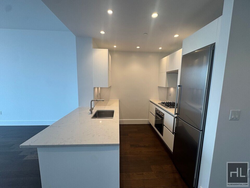 East 44th Street in New York, NY - Building Photo