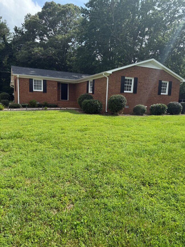 5711 Roundtable Rd in Greensboro, NC - Building Photo - Building Photo
