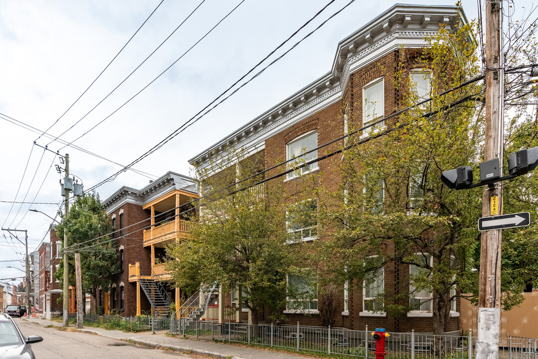 56 Saint-François Rue O in Québec, QC - Building Photo