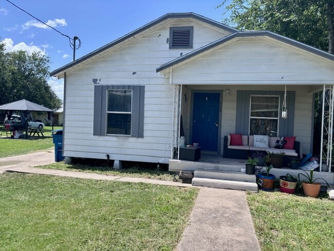 708 W Stamper St in Beeville, TX - Building Photo - Building Photo