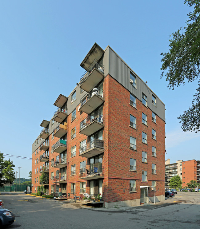 Granite Chalet in Hamilton, ON - Building Photo - Building Photo