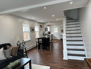 5 Warren Ave in Bayville, NY - Building Photo - Building Photo