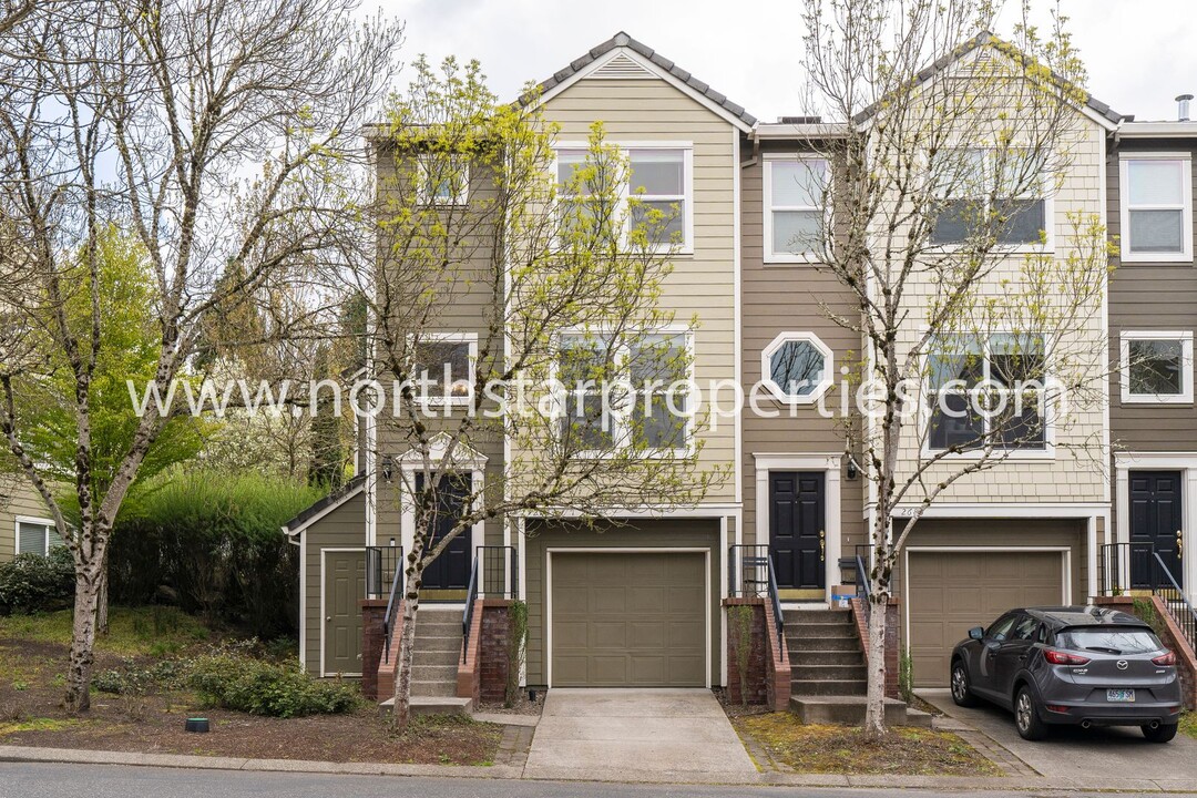 2704 NW Kennedy Ct in Portland, OR - Foto de edificio