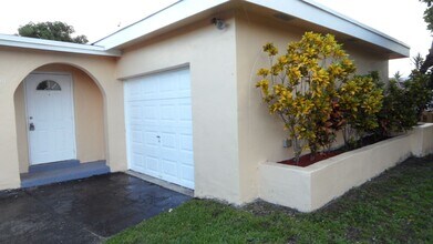 9100 NW 26th Pl in Sunrise, FL - Building Photo - Building Photo