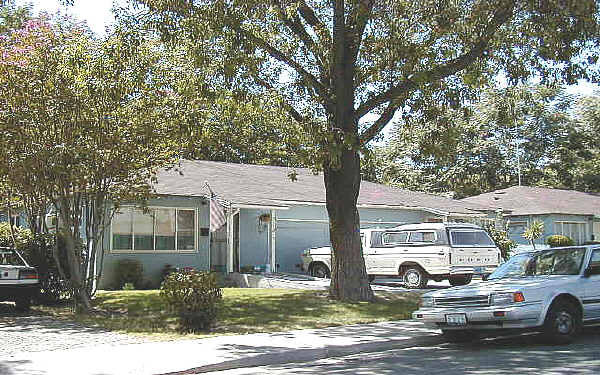 Four Duplexes On Large Lot in Modesto, CA - Foto de edificio - Building Photo