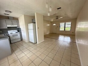 2132 W Iris Ave, Unit 3 in McAllen, TX - Building Photo - Building Photo