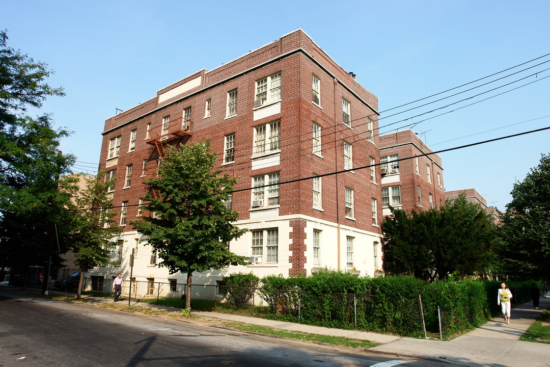 37-22 Bowne St in Flushing, NY - Building Photo