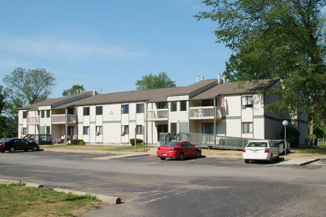 Village Square Apartments in Holly, MI - Building Photo