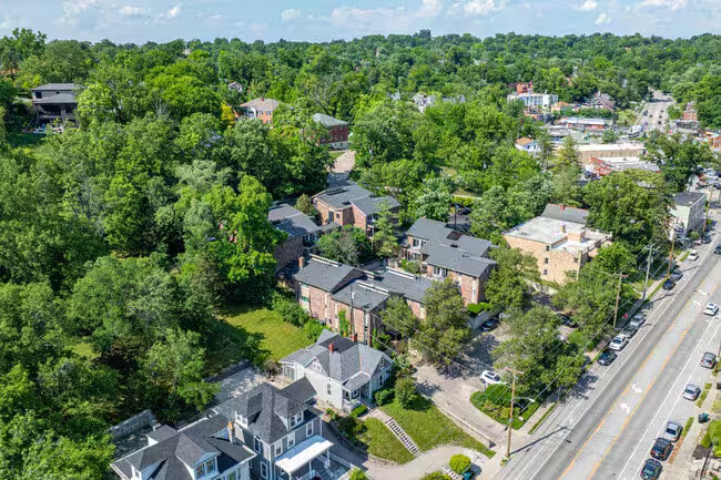 3069 Alpine Ter, Unit 12 B in Cincinnati, OH - Foto de edificio