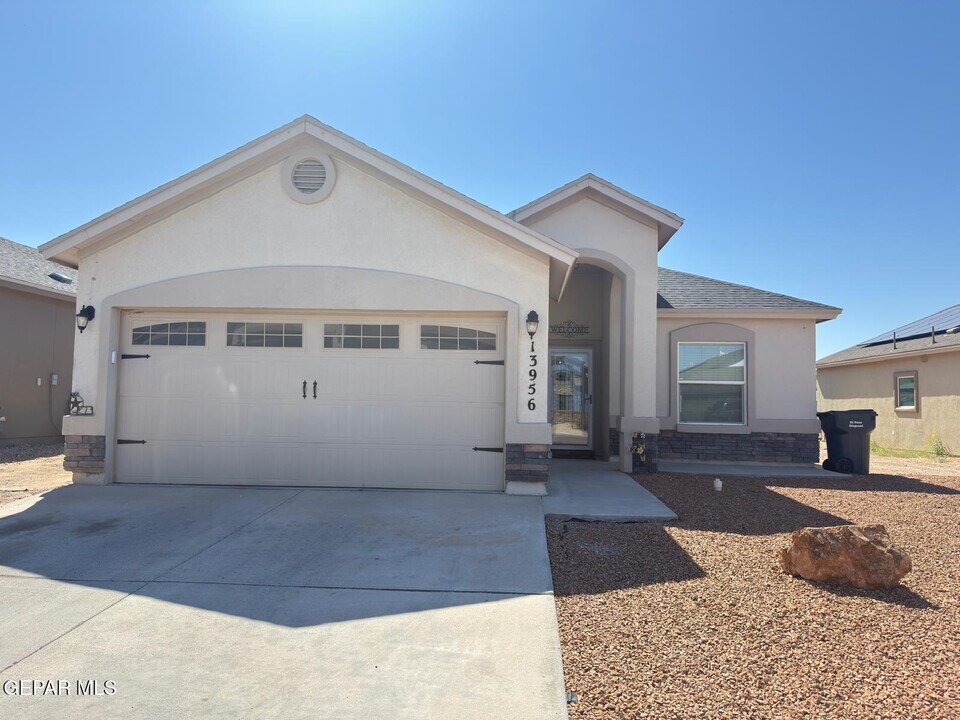 13956 Lago Vista Ave in Horizon City, TX - Building Photo