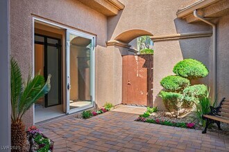 9233 Canyon Mesa Dr in Las Vegas, NV - Building Photo - Building Photo