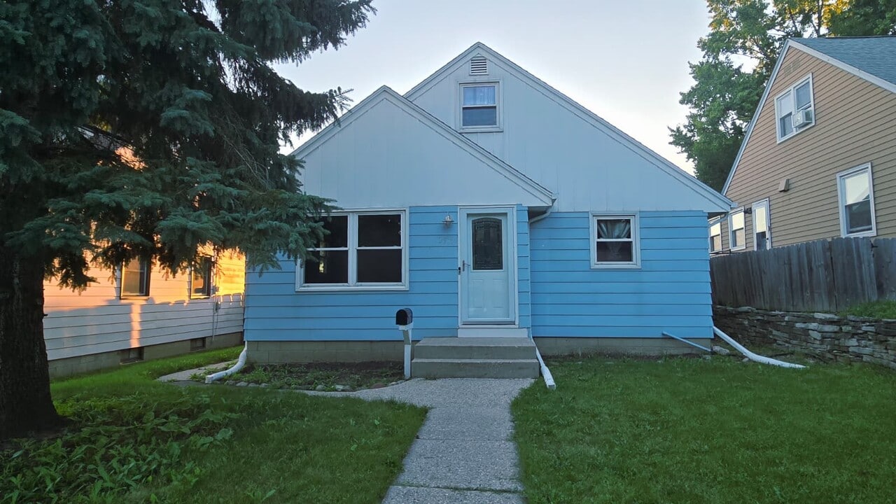 3507 N 100th St in Milwaukee, WI - Building Photo