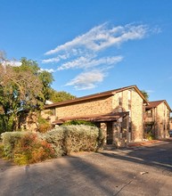Cloisters West in Austin, TX - Foto de edificio - Building Photo
