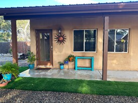 87 Rockaway Rd in Oak View, CA - Building Photo