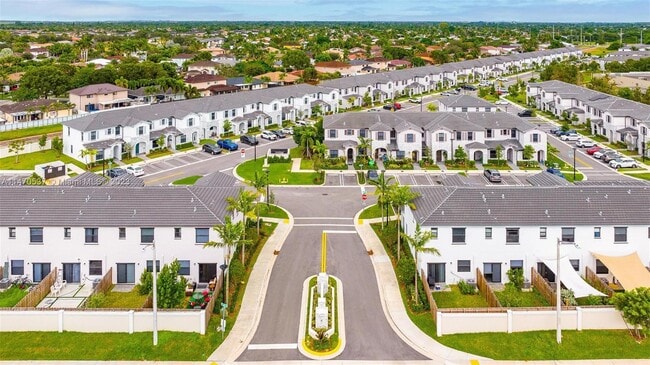 14807 SW 183rd Ter in Quail Heights, FL - Foto de edificio - Building Photo