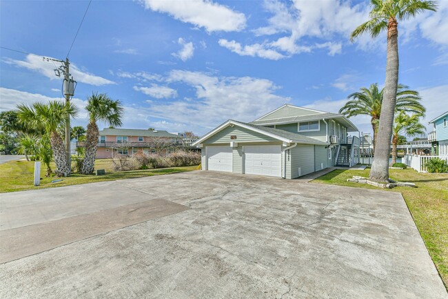 16542 E Bayside Way in Jamaica Beach, TX - Building Photo - Building Photo