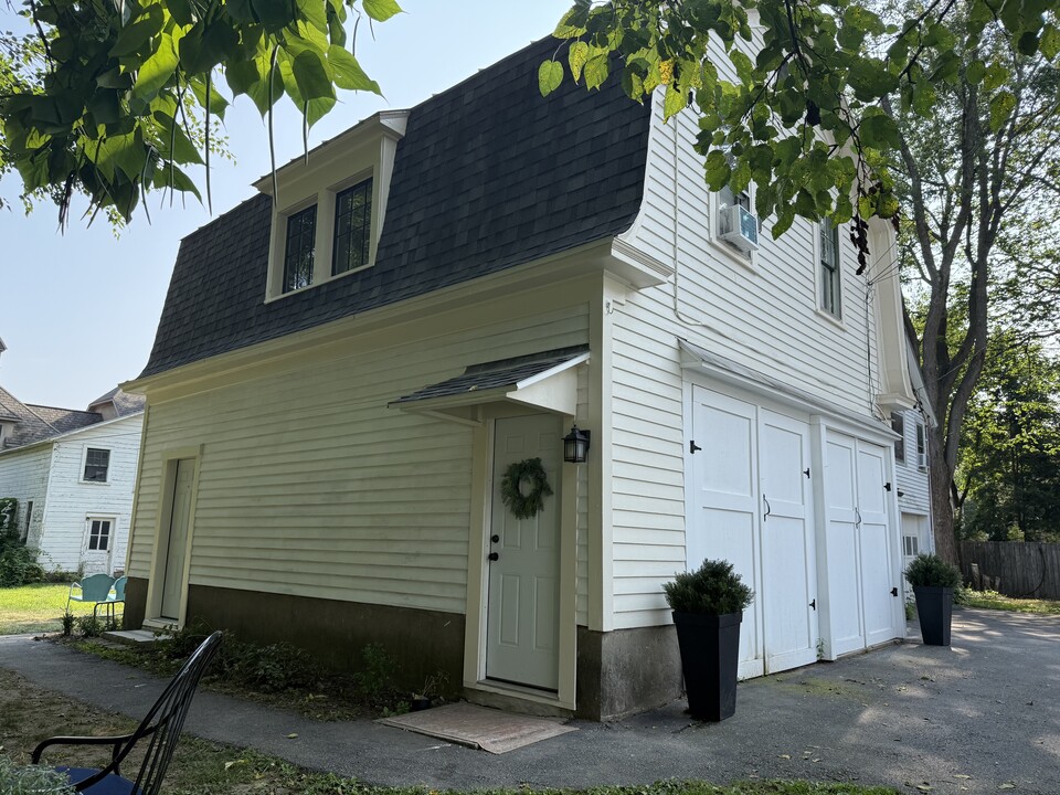 208 Lake Ave in Saratoga Springs, NY - Foto de edificio