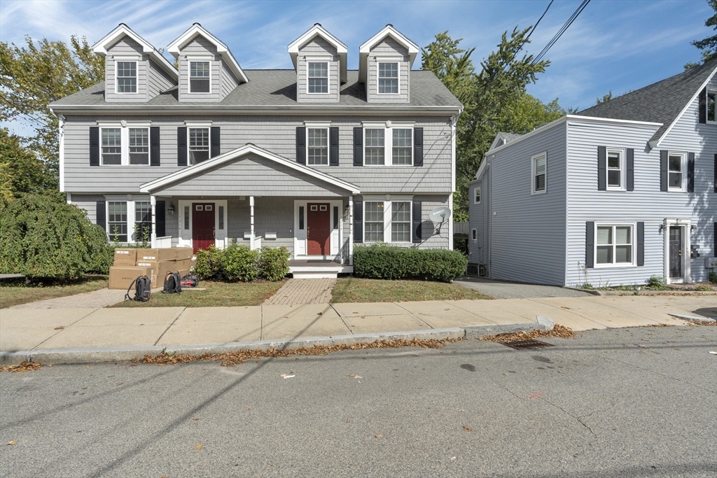 121 Nonantum St, Unit B in Boston, MA - Foto de edificio