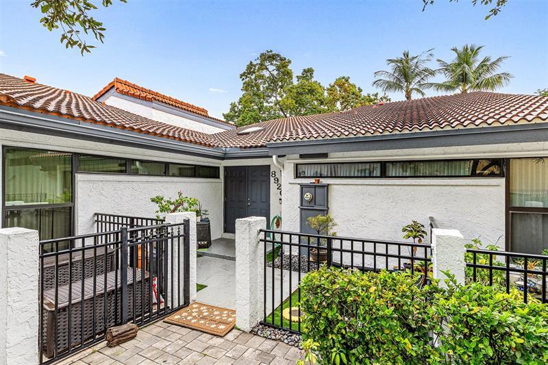 8920 Jacaranda Ln in Plantation, FL - Building Photo