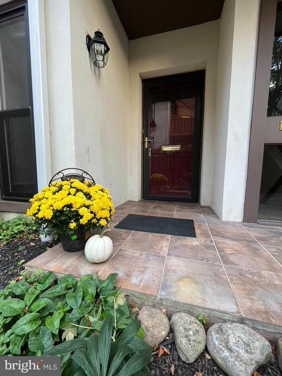 102 Dudley Ave in Narberth, PA - Foto de edificio - Building Photo