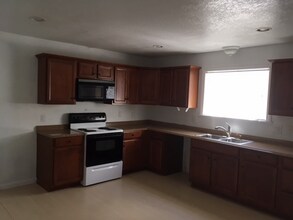 1118 N Yosemite Ave in Fresno, CA - Building Photo - Building Photo