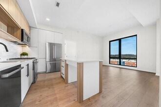 255 W Falls Station Blvd in Falls Church, VA - Foto de edificio - Building Photo